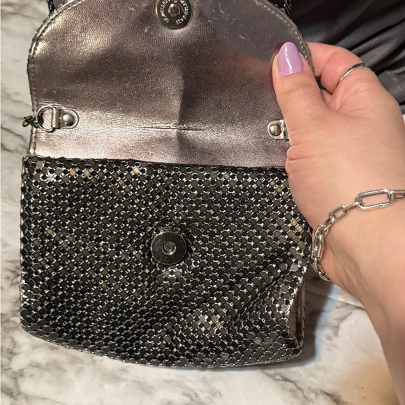 vintage-style black mesh evening bag with a metallic chain strap. - Picture 3 of 8